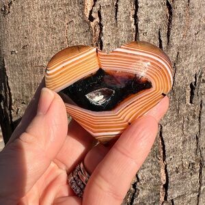 Sardonyx (1) heart with stand | crystal
